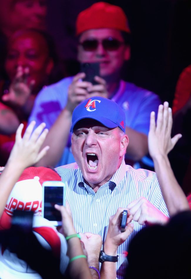 <YONHAP PHOTO-0263> LOS ANGELES, CA - AUGUST 18: New owner of the Los Angeles Clippers Steve Ballmer reacts to the fans after being introduced for the first time during Los Angeles Clippers Fan Festival at Staples Center on August 18, 2014 in Los Angeles, California. Jeff Gross/Getty Images/AFP..== FOR NEWSPAPERS, INTERNET, TELCOS & TELEVISION USE ONLY ==../2014-08-19 08:01:20/ <저작권자 ⓒ 1980-2014 ㈜연합뉴스. 무단 전재 재배포 금지.>
Clippers owner Steve Ballmer reacts after being introduced on Monday.   AFP-Yonhap