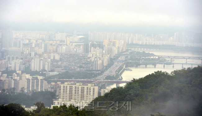 19일 오전 가을장마로 남부지방에 폭우와 전국적으로 비가 내리고 있는 가운데 서울 남산에서 바라본 서울시내가 구름에 덮혀 있다.<br />김명섭 기자 msiron@heraldcorp.com
19일 오전 가을장마로 남부지방에 폭우와 전국적으로 비가 내리고 있는 가운데 서울 남산에서 바라본 서울시내가 구름에 덮혀 있다.
김명섭 기자 msiron@heraldcorp.com
19일 오전 가을장마로 남부지방에 폭우와 전국적으로 비가 내리고 있는 가운데 서울 남산에서 바라본 서울시내가 구름에 덮혀 있다.
김명섭 기자 msiron@heraldcorp.com
19일 오전 가을장마로 남부지방에 폭우와 전국적으로 비가 내리고 있는 가운데 서울 남산에서 바라본 서울시내가 구름에 덮혀 있다.
김명섭 기자 msiron@heraldcorp.com