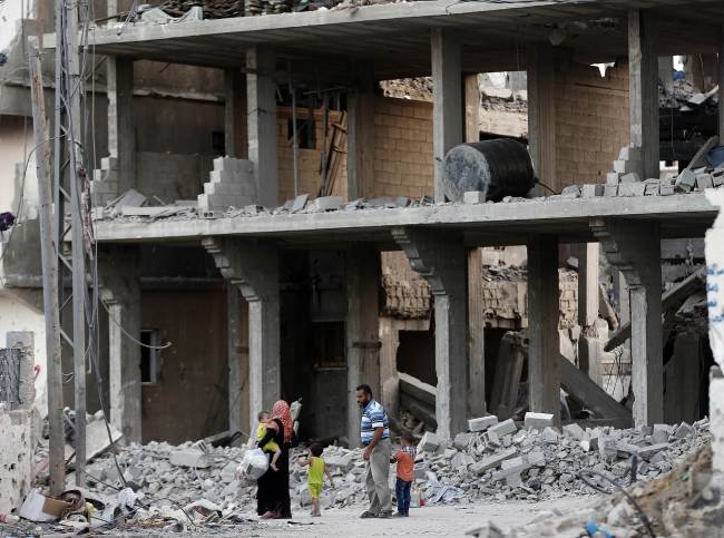 A Palestinian family flees its destroyed neighborhood to take shelter in a U.N. school for the night in the Gaza Strip city of Beit Hanun on Monday.    AFP-Yonhap