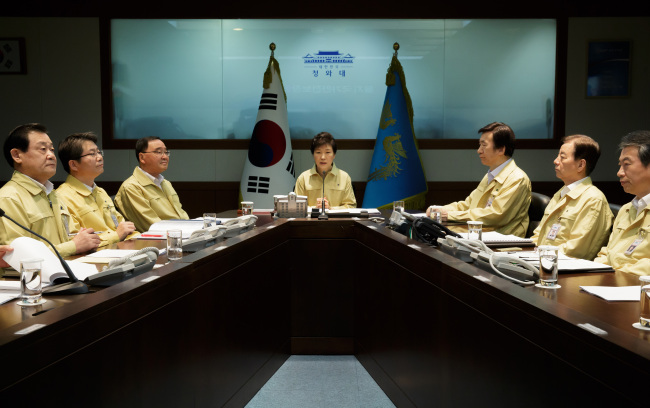 박근혜 대통령이 을지연습 둘째날인 19일 오전 청와대에서 국가안전보장회의(NSC)를 주재하고 있다.청와대제공