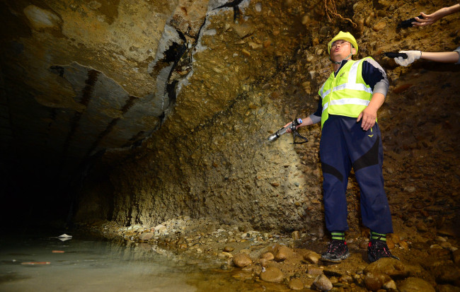 A Seoul official speaks to reporters about the discovery of sinkholes last Thursday.   Yonhap
