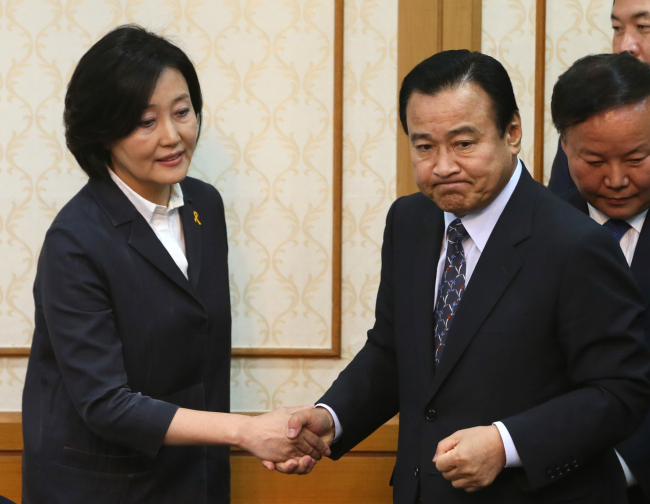 <YONHAP PHOTO-1331> 여야, 세월호특별법 합의 (서울=연합뉴스) 진성철 기자 = 새누리당 이완구 원내대표(오른쪽)와 새정치민주연합 박영선 원내대표가 19일 국회에서 세월호 특별법 등에 대한 합의안을 발표한 뒤 다시 악수하고 있다. 2014.8.19 zjin@yna.co.kr/2014-08-19 18:01:21/ <저작권자 ⓒ 1980-2014 ㈜연합뉴스. 무단 전재 재배포 금지.>
New Politics Alliance for Democracy interim chief Rep. Park Young-sun (left) and Saenuri Party floor leader Rep. Lee Wan-koo shake hands after announcing the agreement over the “special Sewol bill” at the National Assembly in Seoul on Tuesday.   Yonhap