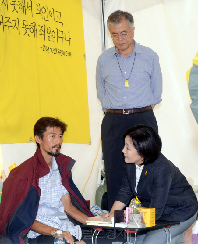 김영오씨 등 유족들 냉랭한 반응- 새정치민주연합 박영선 원내대표가 20일 아침 일찍 광화문 광장 단식장을 찾아 자신이 새누리당과 재합의한 세월호 특별법안을 유가족들이 수용해달라며 호소하고 있다. 박현구 기자phko@heraldcorp.com   박현구 기자phko@heraldcorp.com
김영오씨 등 유족들 냉랭한 반응- 새정치민주연합 박영선 원내대표가 20일 아침 일찍 광화문 광장 단식장을 찾아 자신이 새누리당과 재합의한 세월호 특별법안을 유가족들이 수용해달라며 호소하고 있다. 박현구 기자phko@heraldcorp.com   박현구 기자phko@heraldcorp.com