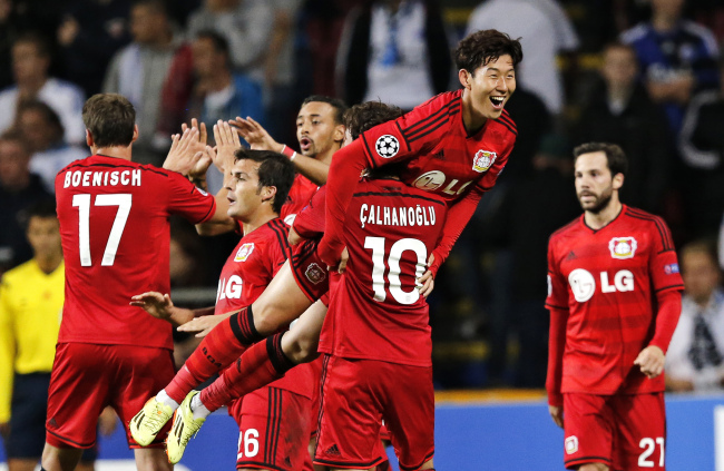 <YONHAP PHOTO-0143> Bayer 04 Leverkusen's Heung-Min Son of South Korea is lifted by teammate Hakan Calhanoglu after Son scored the his teams third goal against FC Copenhagen during the Champions League play-offs first leg soccer match at Parken Stadium, Copenhagen, Denmark, Tuesday, Aug. 19, 2014. (AP Photo/Polfoto, Jens Dresling) DENMARK OUT/2014-08-20 05:44:28/ <저작권자 ⓒ 1980-2014 ㈜연합뉴스. 무단 전재 재배포 금지.>
Bayer Leverkusen’s Son Heung-min is lifted into the air after his goal on Tuesday.   AP-Yonhap