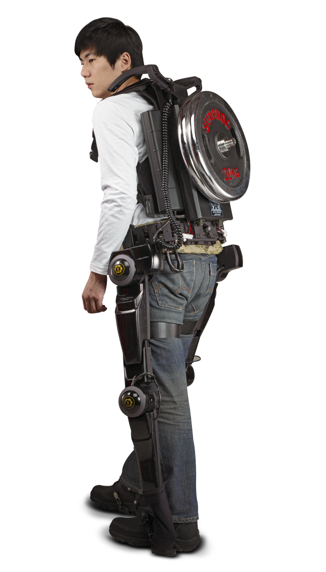 A robotic wearable suit developed by professor Han Chang-soo’s team of researchers at Hanyang University in Gyeonggi Province.Hanyang University