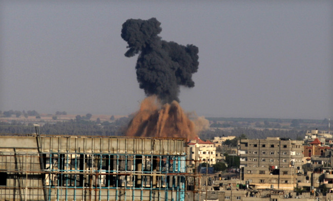 Smoke billows following an Israeli air strike in Rafah, Gaza Strip, Tuesday.   UPI-Yonhap