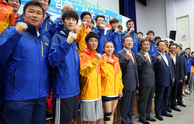 <YONHAP PHOTO-1155> 파이팅 외치는 아시안게임 선수단 (서울=연합뉴스) 최재구 기자 = 20일 서울 태릉선수촌에서 열린 '2014 인천아시아경기대회 D-30일 국가대표 임원ㆍ선수 기자회견'에서 박순호 선수단장을 비롯한 참석자들이 아시안게임의 선전을 다짐하는 파이팅을 외치고 있다. 2014.8.20 jjaeck9@yna.co.kr/2014-08-20 15:43:30/ <저작권자 ⓒ 1980-2014 ㈜연합뉴스. 무단 전재 재배포 금지.>
South Korean athletes and officials pose at a joint news conference held at the National Training Center in Seoul on Wednesday to mark 30 days before the opening of the Incheon Asian Games.   Yonhap