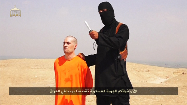 A still from a video released Tuesday by Islamic State militants that purports to show the killing of journalist
James Foley
이라크 반군이 억류 중인 미국인 기자를 참수하는 영상을 공개해 충격을 주고 있다.
20일 미국 주요 외신들에 따르면, 이라크 반군 수니파 무장 조직 '이슬람 국가'(IS)는 SNS를 통해 '미국에 보내는 메시지'라는 제목의 동영상을 공개했다.