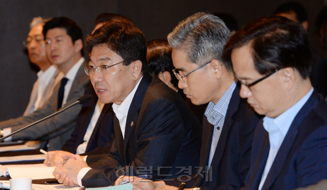 21일 오전 서울 플라자 호텔에서 열린 '석유화학업계 CEO 간담회'에서 회으를 주재하는 윤상직 산업통상자원부 장관이 모두발언을 하고 있다./ 안훈 기자 rosedale@ 2014.08.21
21일 오전 서울 플라자 호텔에서 열린 '석유화학업계 CEO 간담회'에서 회으를 주재하는 윤상직 산업통상자원부 장관이 모두발언을 하고 있다./ 안훈 기자 rosedale@ 2014.08.21