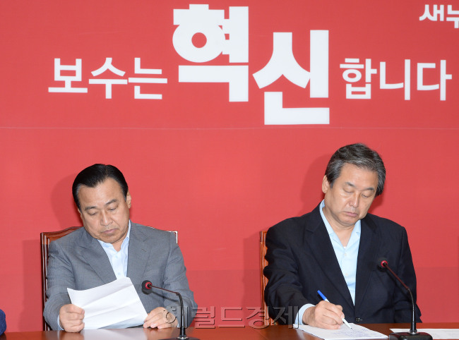 김무성 새누리당대표(오른족)와 이완구 원내대표가  21일 오전 국회에서 열린 최고위원회의에 참석해 심가한 표정으로 최고위원들의 발언을 듣고 있다.이길동기자.gdlee@heraldcorp.com
김무성 새누리당대표(오른족)와 이완구 원내대표가  21일 오전 국회에서 열린 최고위원회의에 참석해 심가한 표정으로 최고위원들의 발언을 듣고 있다.이길동기자.gdlee@heraldcorp.com