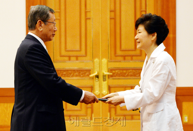 박근혜 대통령이 21일 오전 청와대에서  유흥수 신임 주일대사에게 신임장을  수여하고 있다. <br />   2014.8.21/청와대사진기자단/헤경=박현구 기자
박근혜 대통령이 21일 오전 청와대에서  유흥수 신임 주일대사에게 신임장을  수여하고 있다.
2014.8.21/청와대사진기자단/헤경=박현구 기자