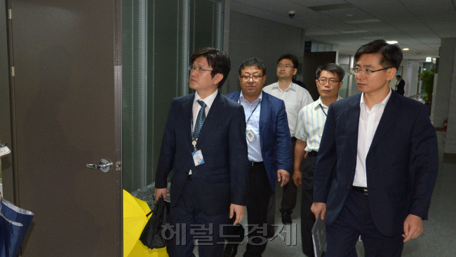 서울중앙지검과 인천지검 소속 수사관들이 21일 오전 서울 여의도 국회의원회관에서   구속전 피의자심문(영장실질심사)에 불출석 의사를 밝힌 여야 현역 의원 5명의 구인영장 집행하고 있다. 이길동기자.gdlee@heraldcorp.com
