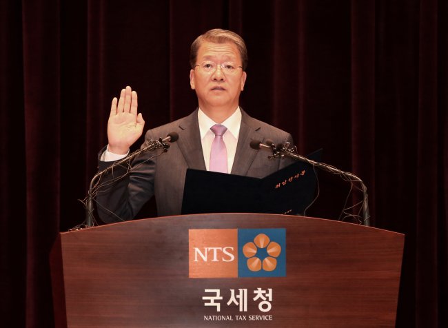 National Tax Service Commissioner Lim Hwan-soo takes an oath during his inauguration ceremony in Seoul on Thursday.   National Tax Service