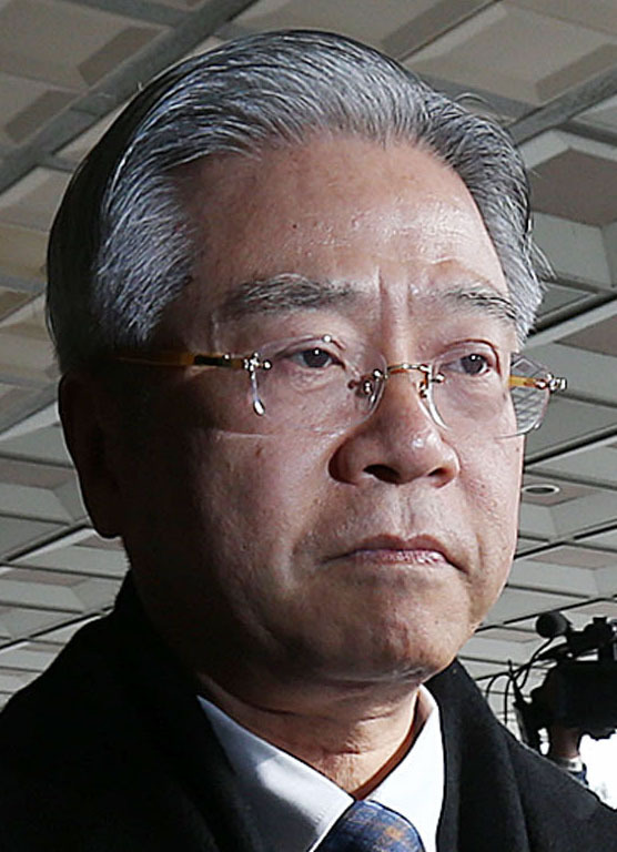 <YONHAP PHOTO-0473> 검찰, 현재현 동양회장 징역 15년 구형 (서울=연합뉴스) 21일 검찰이 사기성 기업어음(CP)과 회사채를 발행해 투자자들에게 1조3천억원대 손해를 끼친 혐의로 기소된 현재현(65) 동양그룹 회장에게 징역 15년을 구형했다. 지난해 12월 지검에 출석하는 현재현 회장. 2014.8.21 << 연합뉴스DB >> photo@yna.co.kr/2014-08-21 11:29:01/ <저작권자 ⓒ 1980-2014 ㈜연합뉴스. 무단 전재 재배포 금지.>
Hyun Jae-hyun