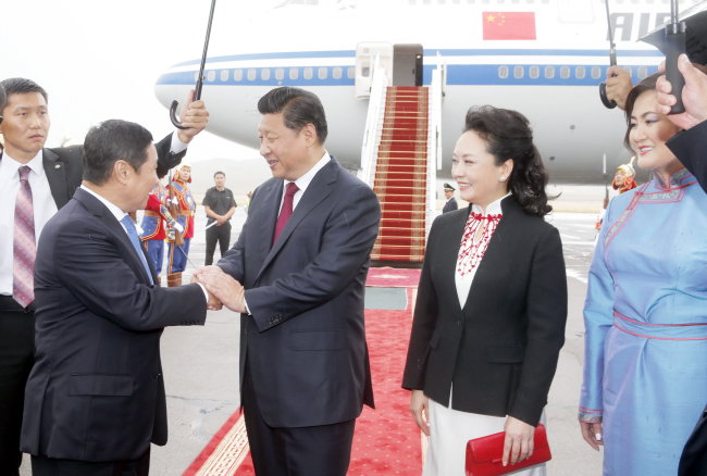 Chinese President Xi Jinping (second from left) and his wife Peng Liyuan (third from left) are greeted by Mongolian Prime Minister Norov Altankhuyag and his wife at the airport in Ulan Bator on Thursday.   Xinhua-Yonhap