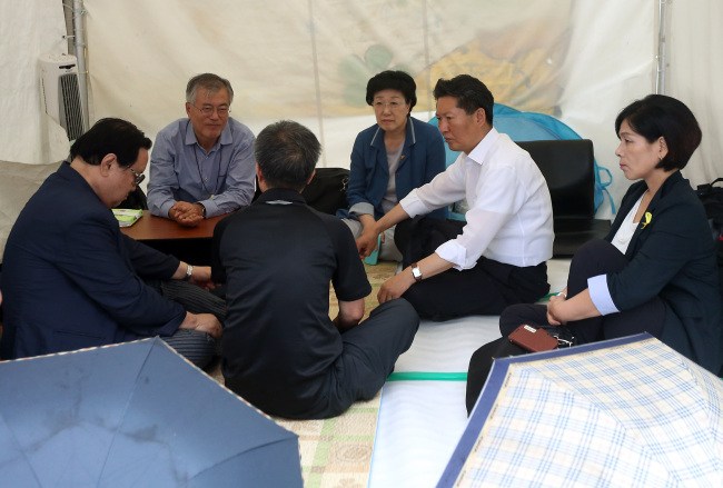 NPAD lawmakers meet Rep. Moon Jae-in (second from left) who went into a hunger strike on Thursday.   (Yonhap)
