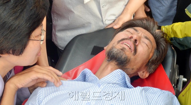 세월호 침몰 참사로 희생된 안산 단원고 출신 고 김유민 학생의 아버지 김영오씨가 22일 오전 건강 악화로 병원으로 이송되고 있다. 김씨는 수사권·기소권을 포함한 세월호 특별법 제정을 촉구하며 서울 광화문에서 40일째 단식 중이었다.<br />김명섭 기자  msiron@heraldcorp.com
세월호 침몰 참사로 희생된 안산 단원고 출신 고 김유민 학생의 아버지 김영오씨가 22일 오전 건강 악화로 병원으로 이송되고 있다. 김씨는 수사권·기소권을 포함한 세월호 특별법 제정을 촉구하며 서울 광화문에서 40일째 단식 중이었다.
김명섭 기자  msiron@heraldcorp.com
세월호 침몰 참사로 희생된 안산 단원고 출신 고 김유민 학생의 아버지 김영오씨가 22일 오전 건강 악화로 병원으로 이송되고 있다. 김씨는 수사권·기소권을 포함한 세월호 특별법 제정을 촉구하며 서울 광화문에서 40일째 단식 중이었다.
김명섭 기자  msiron@heraldcorp.com