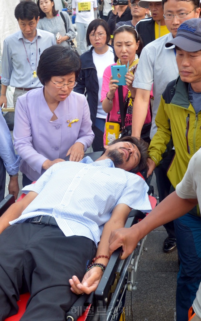 세월호 침몰 참사로 희생된 안산 단원고 출신 고 김유민 학생의 아버지 김영오씨가 22일 오전 건강 악화로 병원으로 이송되고 있다. 김씨는 수사권·기소권을 포함한 세월호 특별법 제정을 촉구하며 서울 광화문에서 40일째 단식 중이었다.<br />김명섭 기자  msiron@heraldcorp.com
세월호 침몰 참사로 희생된 안산 단원고 출신 고 김유민 학생의 아버지 김영오씨가 22일 오전 건강 악화로 병원으로 이송되고 있다. 김씨는 수사권·기소권을 포함한 세월호 특별법 제정을 촉구하며 서울 광화문에서 40일째 단식 중이었다.
김명섭 기자  msiron@heraldcorp.com
세월호 침몰 참사로 희생된 안산 단원고 학생 고 김유민양 아버지 김영오씨가 22일 오전 건강 악화로 병원으로 이송되고 있다. 김씨는 수사권ㆍ기소권을 포함한 세월호 특별법 제정을 촉구하며 서울 광화문에서 40일째 단식 중이었다.  김명섭 기자/msiron@heraldcorp.com
