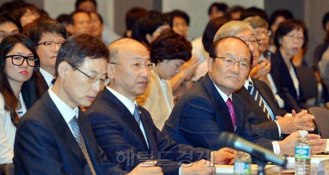 담배규제와 법 국제 심포지엄이 22일 서울 프레스센터에서 열려 문형표 보건복지부장관, 김종대 국민건강보험공단 이사장 등이 개회식을 보고 있다.<br />김명섭 기자 msiron@heraldcorp.com
담배규제와 법 국제 심포지엄이 22일 서울 프레스센터에서 열려 문형표 보건복지부장관, 김종대 국민건강보험공단 이사장 등이 개회식을 보고 있다.
김명섭 기자 msiron@heraldcorp.com
“흡연폐해 적극 알려 금연 유도”