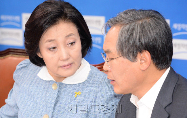박영선 새정치민주연합 국민공감혁신위원장이 22일 오전 국회에서 열린 원내대책회의에서 우윤근 정책위의장과 이야기를 하고 있다.이길동기자.gdlee@heraldcorp.com