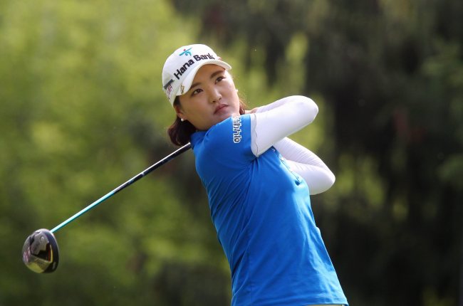 <YONHAP PHOTO-0208> So Yeon Ryu, of South Korea, watches her tee shot on the 14th hole at the Canadian Pacific Women's Open golf tournament in London, Ontario, Thursday, Aug. 21, 2014. (AP Photo/The Canadian Press, Dave Chidley)/2014-08-22 07:52:17/ <저작권자 ⓒ 1980-2014 ㈜연합뉴스. 무단 전재 재배포 금지.>
Ryu So-yeon watches her tee shot on the 14th hole at the Canadian Pacific Women’s Open golf tournament in London, Canada, Thursday.   AP-Yonhap