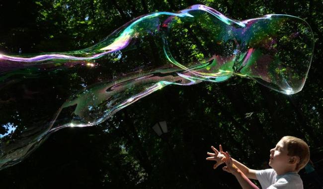 A boy plays with soap bubbles during a charity event for children with autism in Kiev, Ukraine.
AFP-Yonhap