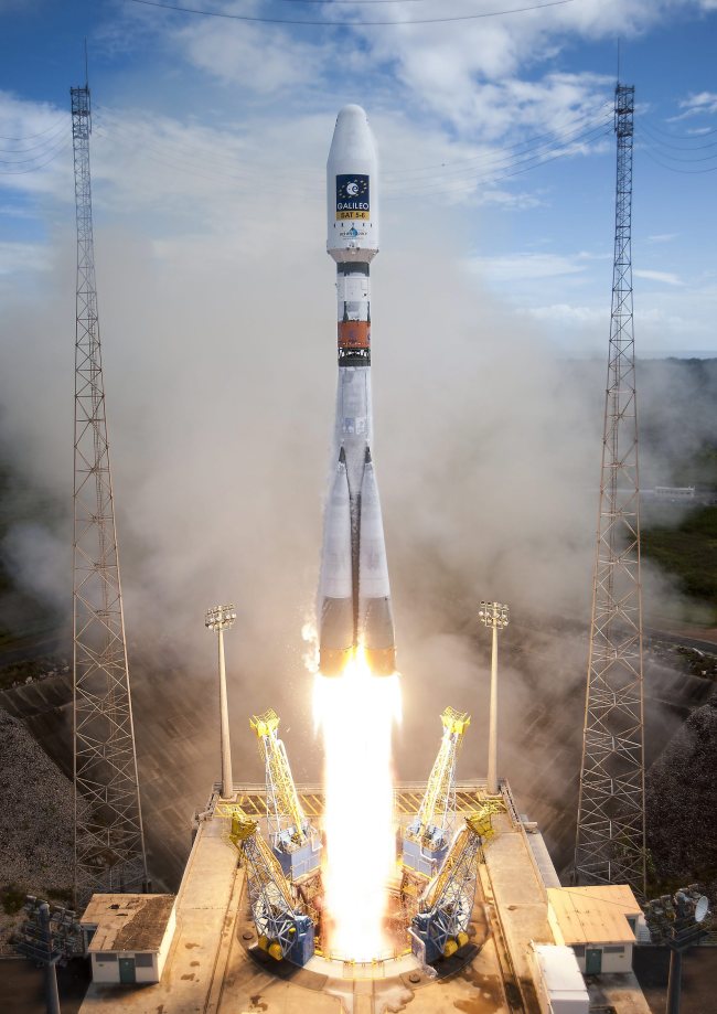 epa04364065 A handout photograph made available by the European Space Agency (ESA) showing the Soyuz rocket launching European's fifth and six Galileo satellites from Europe's Spaceport in Kourou, French Guiana, 22 August 2014. ESA state that these new satellites joined four Galileo satellites already in orbit, launched in October 2011 and October 2012 respectively. This first quartet were ?쁈n-Orbit Validation??satellites, serving to demonstrate the Galileo system would function as planned. EPA/JM GUILLON / ESA / HANDOUT HANDOUT EDITORIAL USE ONLY/NO SALES
A Soyuz rocket launches Europe’s Galileo satellites in Kourou, French Guiana.   EPA-Yonhap