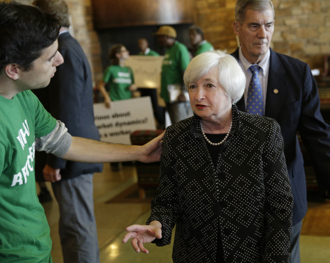 Federal Reserve Chair Janet Yellen (right) speaks with Ady Barkan of the Center for Popular Democracy as she arrives for a dinner during the Jackson Hole Economic Policy Symposium at the Jackson Lake Lodge in Grand Teton National Park near Jackson, Wyoming, Thursday.   AP-Yonhap