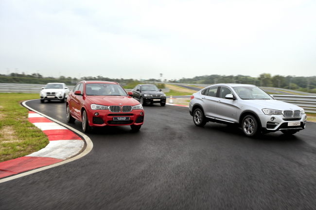 [Behind the Wheel / BMW X4] Design: ★★★★☆ / Interior: ★★★☆☆ / Engine: ★★★☆☆ / Cost and A/S: ★★★☆☆, BMW X4 cars are test-driven on the racetrack of BMW’s new driving center in Yeongjongdo Island, Incheon, Aug. 18.   BMW Korea