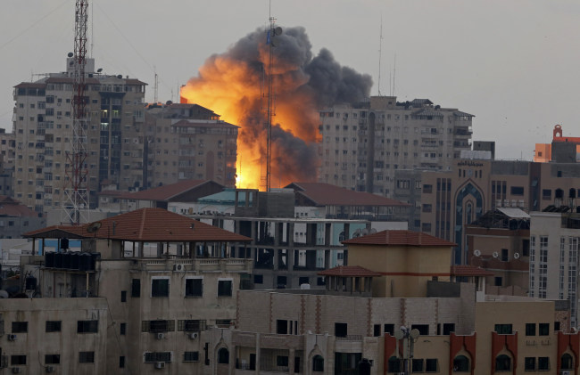 <YONHAP PHOTO-0088> A ball of fire rises from an explosion on al-Zafer apartment tower following an Israeli air strike in Gaza City, in the northern Gaza Strip, Saturday, Aug. 23, 2014. Israeli aircraft fired two missiles at a 12-story apartment tower in downtown Gaza City on Saturday, collapsing the building, sending a huge fireball into the sky and wounding at least 22 people, including 11 children, witnesses and Palestinian officials said. (AP Photo/Adel Hana)/2014-08-24 04:03:36/ <저작권자 ⓒ 1980-2014 ㈜연합뉴스. 무단 전재 재배포 금지.>
A ball of fire rises from an explosion on an apartment tower following an Israeli air strike in Gaza City in the northern Gaza Strip on Saturday.   AP-Yonhap
