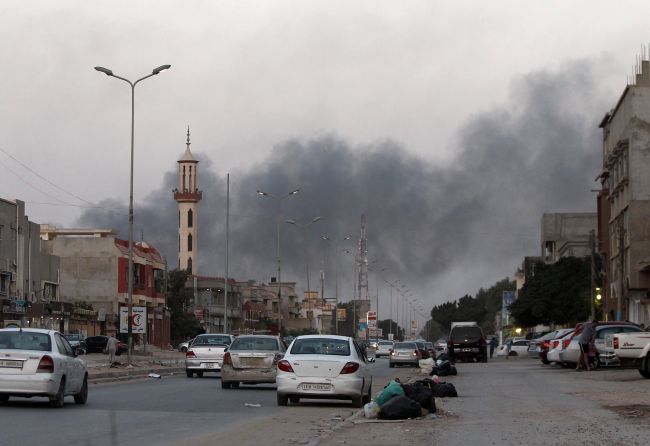 Smoke billows from buildings during clashes between Libyan security forces and armed Islamist groups in Benghazi, Libya, Saturday.   AFP-Yonhap