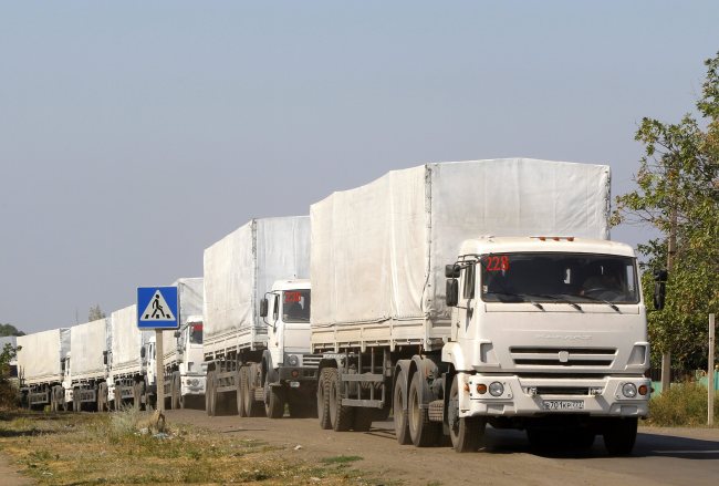 Trucks from a Russian aid convoy wait in line as they return to the Rostov region town of Donetsk, Russia, Saturday.   EPA-Yonhap