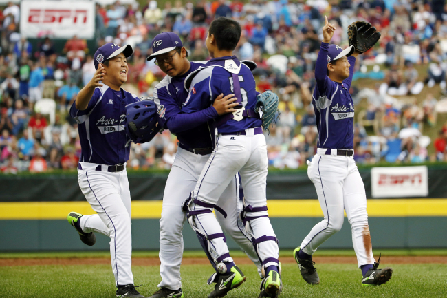 South Korea players celebrate after defeating Japan 12-3 in the International Championship baseball game at the Little League World Series in South Williamsport, Pennsylvania, Saturday. AP-Yonhap