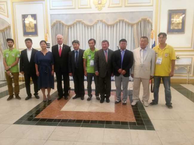 Russian Ambassador to South Korea Konstantin V. Vnukov (fourth from left) and Vasiliy Ivanovich Cho (fourth from right), chairman of the association for Koreans in Russia, pose with members of the auto rally team at the Russian chancery in Seoul on Tuesday. (Philip Iglauer/The Korea Herald)