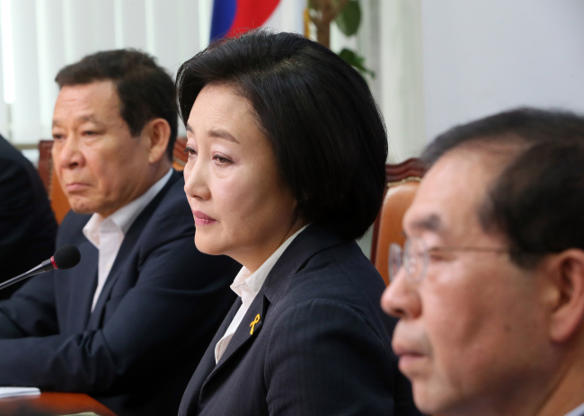 New Politics Alliance for Democracy interim chief Rep. Park Young-sun (center) attends a meeting with chiefs of local governments belonging to the party including Seoul Mayor Park Won-soon (right) and Gwangju Mayor Yoon Jang-hyun at the National Assembly in Seoul on Sunday. (Yonhap)
