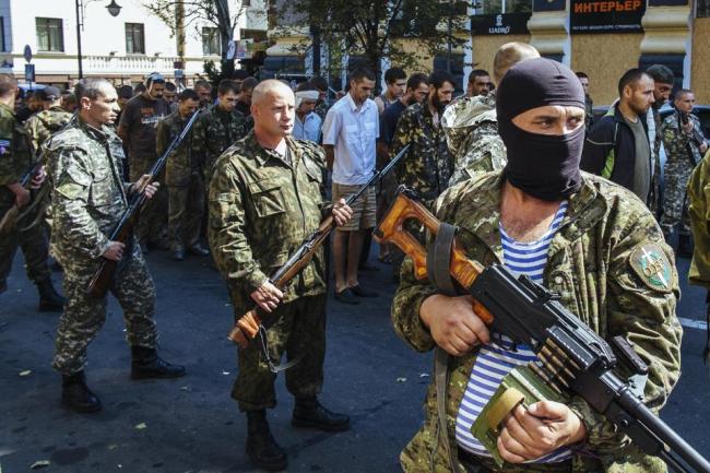 Pro-Russian gunmen guard parade dozens of captured Ukrainian soldiers during a march in mockery of the country's Independence Day celebrations in the main separatist stronghold Donetsk on August 24, 2014 (AFP Photo/Alexandr Osinskiy)