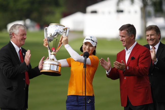 Korea’s Ryu So-yeon poses with the winner’s trophy at the Canadian Pacific Women’s Open on Sunday.   USA Today-Yonhap