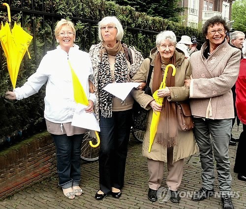Human rights activist Thea Bisenberger-van de Wal (second from left) participates in the anti-sex slavery protest in Hague, Netherlands, on April 8. (Yonhap)
테아 비젠버거 반 데르 왈이 지난 4월 8일 네덜란드 헤이그에서 열린 일본군 위안부 관련 규탄집회에 참석하고 있다. 왼쪽 두 번째가 반 데르 왈, 왼쪽 세 번째가 현재 네덜란드에 생존해있는 위안부 피해자 엘리자베스 반 캄펜(88) 할머니
