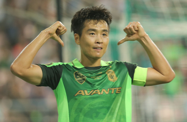 Lee Dong-gook   Yonhap