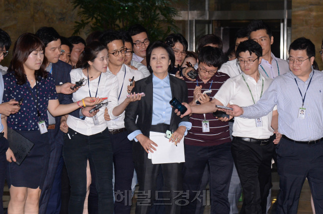 박영선 새정치민주연합 국민공감혁신위원장이 25일 오전 국회에서 열린 의원총회에 참석 하기위해 회의장에 들어가고 있다.이길동기자.gdlee@heraldcorp.com
박영선 새정치민주연합 국민공감혁신위원장이 25일 오전 국회에서 열린 의원총회에 참석 하기위해 회의장에 들어가고 있다.이길동기자.gdlee@heraldcorp.com