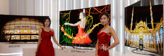 LG전자, 세계최초 '울트라 올레드 TV' 출시 25일 오전 서울 여의도 콘래드 호텔에서 LG전자가 '울트라 올레드 TV' 출시행사를 갖고 있다./ 안훈 기자 rosedale@ 2014.08.25