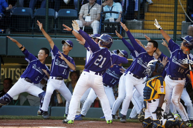 Team Korea pose after winning the final of Sunday's Little League World Series championship game in South Williamsport, Pennsylvania, U.S.A. (Yonhap)