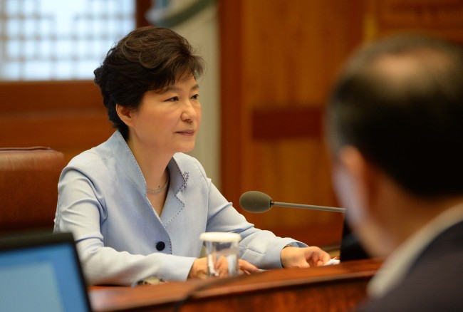 President Park Geun-hye presides over a meeting with senior secretaries at Cheong Wa Dae on Monday.   Park Hyun-koo/The Korea Herald