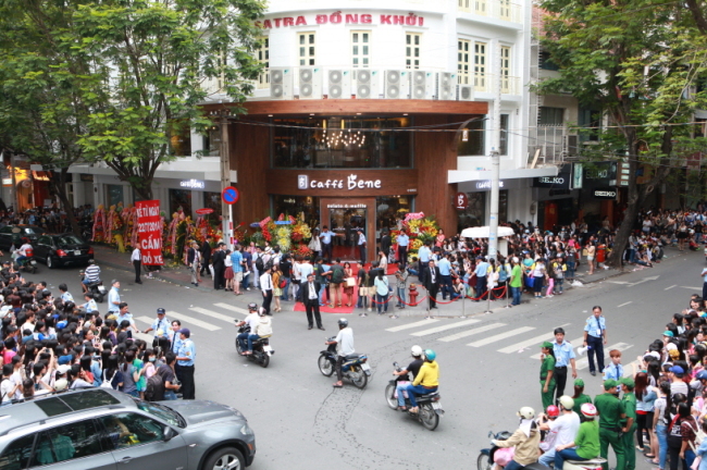 Caffe Bene’s first Vietnamese outlet on Dong Khoi Street of Ho Chi Minh City.   Caffe Bene