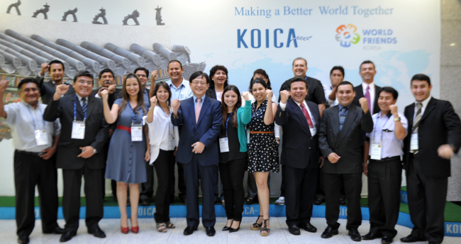 Korea International Cooperation Agency President Kim Young-mok (fifth from left, front row) poses with high-level government officials from developing nations taking part in the Saemaul Movement program at the KOICA office in Seongnam, Gyeonggi Province, Monday.   Yonhap