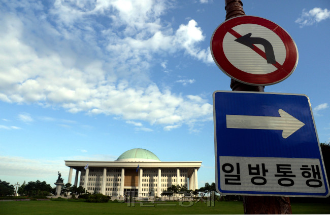 세월호에 갇혀버린 국회 정상화의 끝이 보이지 않는다. 새정치연합의 3자협의체 제안을 새누리당이 거부함으로써 새정치연합의 대여 강경투쟁이 시작되면서 국감등 모든 국회일정이  전면중단된 26일 오전 국회의사당앞 교통표지판이 현상황을 말하고 있다. 조금도 양보 없는 일방통행식 팽팽한 대결 구도 국회의사당의 파란하늘 처럼 언제나 여야는  희망의 메세지를 국민에게 전달할 것인가?<br />이길동기자.gdlee@heraldcorp.com
세월호에 갇혀버린 국회 정상화의 끝이 보이지 않는다. 새정치연합의 3자협의체 제안을 새누리당이 거부함으로써 새정치연합의 대여 강경투쟁이 시작되면서 국감등 모든 국회일정이  전면중단된 26일 오전 국회의사당앞 교통표지판이 현상황을 말하고 있다. 조금도 양보 없는 일방통행식 팽팽한 대결 구도 국회의사당의 파란하늘 처럼 언제나 여야는  희망의 메세지를 국민에게 전달할 것인가?
이길동기자.gdlee@heraldcorp.com
세월호에 갇혀버린 국회 정상화의 끝이 보이지 않는다. 새정치연합의 3자협의체 제안을 새누리당이 거부함으로써 새정치연합의 대여 강경투쟁이 시작되면서 국감등 모든 국회일정이  전면중단된 26일 오전 국회의사당앞 교통표지판이 현상황을 말하고 있다. 조금도 양보 없는 일방통행식 팽팽한 대결 구도 국회의사당의 파란하늘 처럼 언제나 여야는  희망의 메세지를 국민에게 전달할 것인가?
이길동기자.gdlee@heraldcorp.com