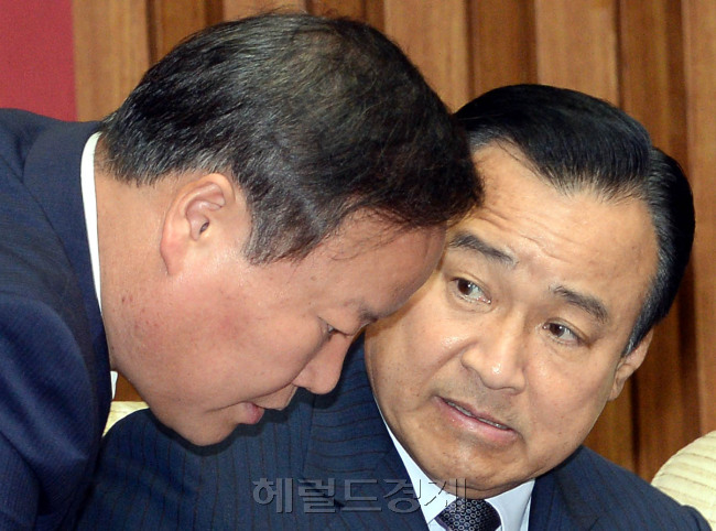 이완구 새누리당 원내대표(오른쪽)가  26일 오전 국회 에서 열린 원내대책회의에서 김재원 원내수석부대표(왼쪽두번째)와 의견을 교환하 고 있다.<br />이길동기자.gdlee@heraldcorp.com
이완구 새누리당 원내대표(오른쪽)가  26일 오전 국회 에서 열린 원내대책회의에서 김재원 원내수석부대표(왼쪽두번째)와 의견을 교환하 고 있다.
이길동기자.gdlee@heraldcorp.com