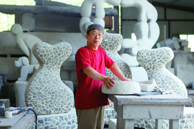 Artist Han Jin-sub poses for a photo at his studio in Anseong, Gyeonggi Province.   Gana Art Center