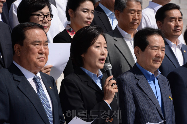 박영선 새정치민주연합 국민공감혁신위원장이 26일 오전 국회 본청앞에서 열린 세월호특별법 제정 위한 결의대회 및 대국민 호소문 발표에서 모두발언을 하고 있다.박위원장은 이날 세월호 특별법 관련  여야 3차협의체 수용을 재차 촉구했다.이에 대해 새누리당 이완구 원내대표는 이날 국회에서 열린 원내대책회의에서 3자협의체에 대해선 "1,2차 합의를 했는데 일방적으로 깨고, 다시 3자협의체를 하자는 것인데 대의 민주주의 체제 하에서 이해 당사자가 입법 주체가 되느냐 하는 문제를 논외로 하더라도 정치 도의상 합의해놓고 2차 합의를 지킬 수 없다는 것으로 간주한다. 난감하다"고 불가 의지를 재확인했다. <br /><br />이길동기자.gdlee@heraldcorp.com
