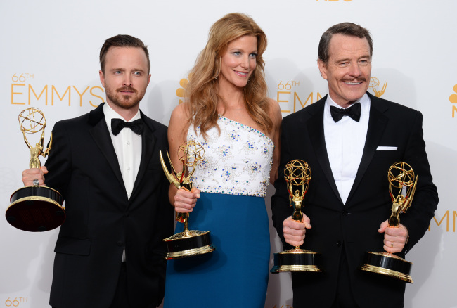 Aaron Paul (left) poses with Anna Gunn (center) and Bryan Cranston in the press room at the 66th Annual Primetime Emmy Awards at the Nokia Theatre L.A. Live in Los Angeles on Monday.   AP-Yonhap